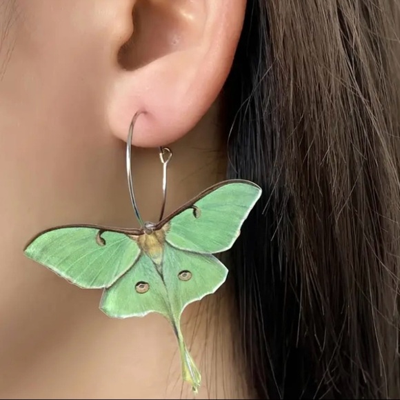 ✨ModCloth Soren Luna Moth Acrylic Earrings - Picture 2 of 5
